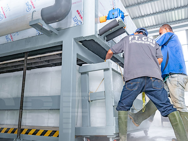 เครื่องทำน้ำแข็งบล็อกระบบทำความเย็นตรง ขนาด 15 ตัน จำนวน 2 เครื่อง สำหรับลูกค้าในประเทศอินโดนีเซีย